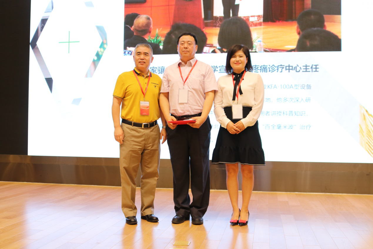 侯昊先生、倪家驤教授、張雪女士 侯昊先生、倪家驤教授、張雪女士